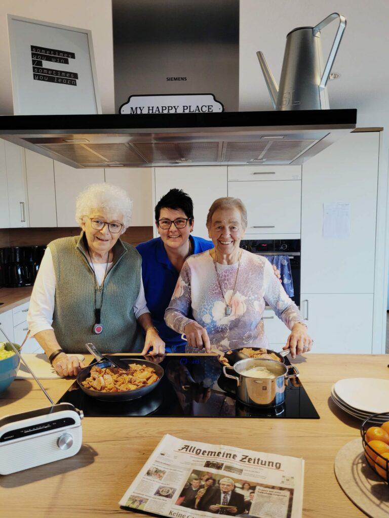 Dieses Bild zeigt 3 Damen beim Kochen